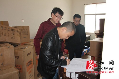县文体广新局送音响乐器进社区