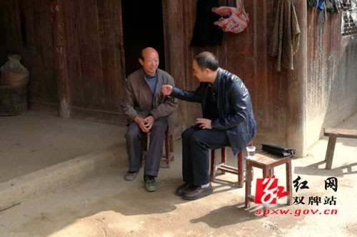 县法院:利用双休日集中走访贫困户