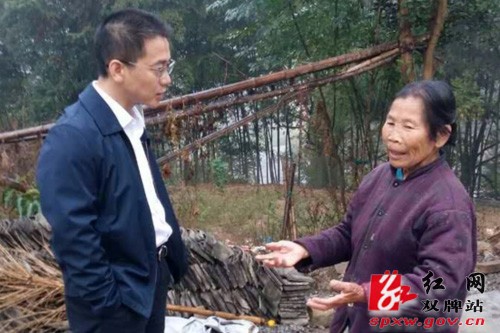 雷秀新入村住户指导脱贫工作