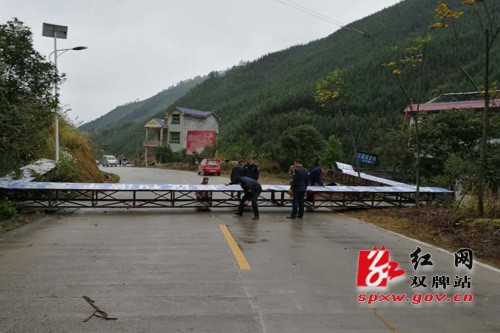 县公路局：拆除横跨公路的龙门架 “精耕细作”路政管理示范路