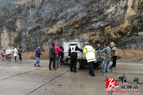 双牌交警多举并措应对冰雪恶劣天气