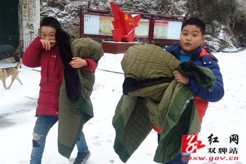 双牌少先队员寒冬送温暖,浓浓关爱胜似春