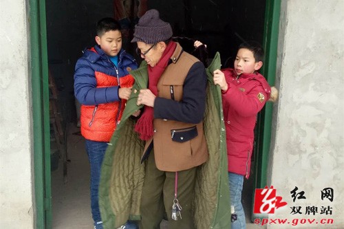 双牌少先队员寒冬送温暖,浓浓关爱胜似春