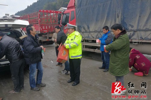 大雪路难行 交警暖人心