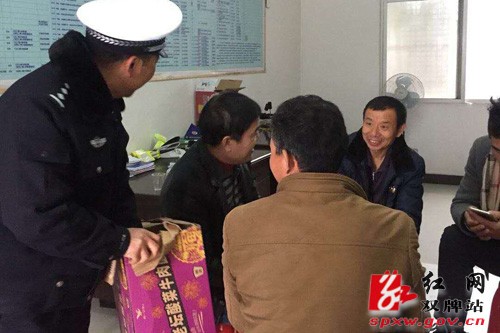 大雪路难行 交警暖人心