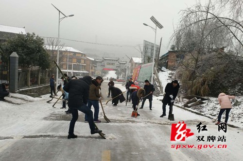 麻江镇组织力量抗击冰雪 道路安全得到有效保障