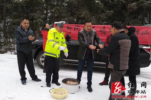 40名司机深陷双牌雪山 森林土鸡蛋充饥暖心