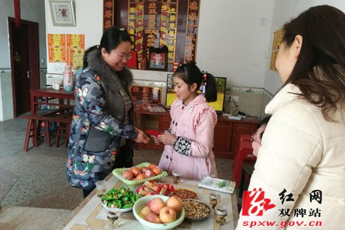 县妇联走访慰问留守贫困学生