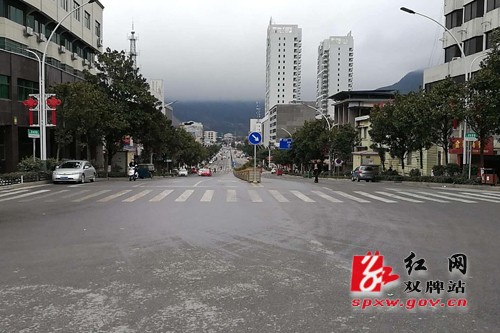 县交警大队:重拳整治乱停乱摆交通环境大为改观