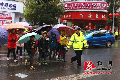 开学首日 双牌公安开展“护航行动”