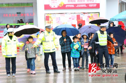 开学首日 双牌公安开展“护航行动”