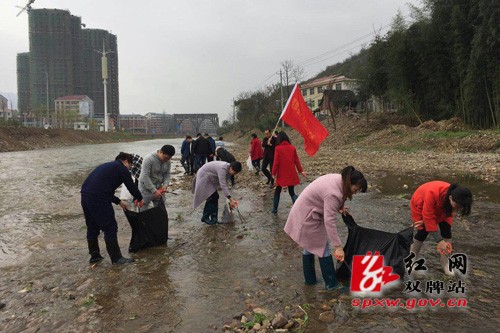 县检察院:学雷锋 让永水河道更干净