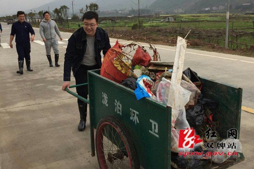 县检察院:学雷锋 让永水河道更干净