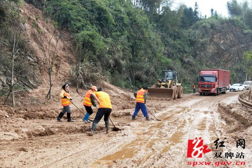 双牌县公路局紧急抢通公路泥石流塌方保畅通