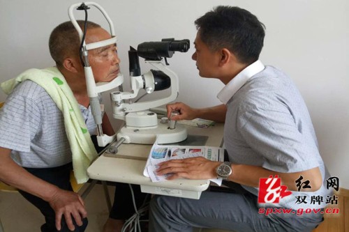 江村镇：健康扶贫在路上，义诊为民送光明
