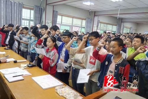 双牌400名学生告别少先队,光荣入团啦!