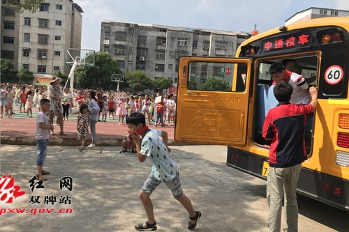 双牌三小开展校车逃生演练，让学生安全出行