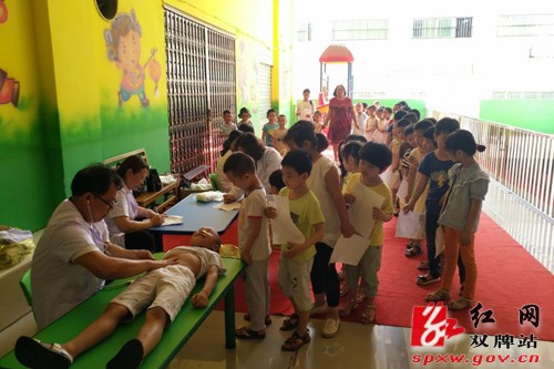 关心幼儿健康 全县幼儿大体检“一个不能少”