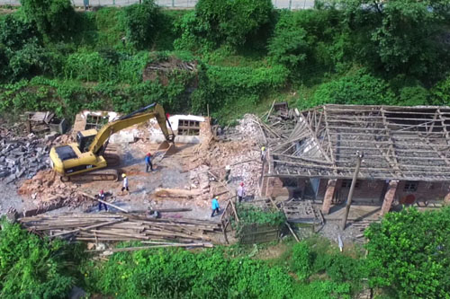 双牌：拆除城市集中饮用水源保护区2栋上世纪危旧建筑
