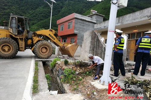 支持重点项目建设，一违法建筑户自行拆除违法建筑