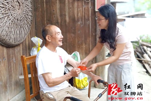 亮身份践承诺当先锋:县委宣传部党支部在阳明山村开展主题党日活动