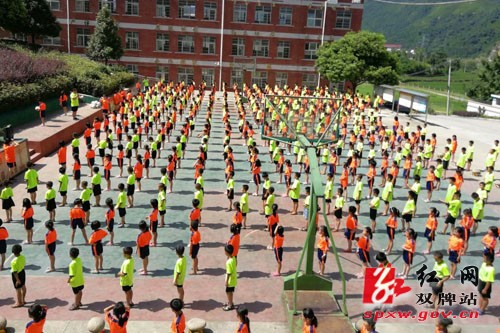 茶林学校：校园足球啦啦操刷爆朋友圈