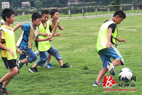 茶林学校：校园足球啦啦操刷爆朋友圈