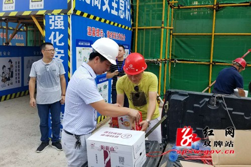 丝丝关爱慰民工 炎炎夏日送清凉