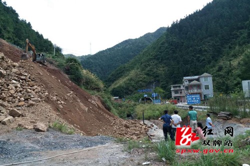 双牌公路路政及时制止挖掘公路边坡案件 维护路产路权