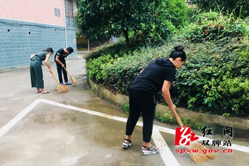 双牌县旅游外事侨务局志愿者深入社区打扫卫生