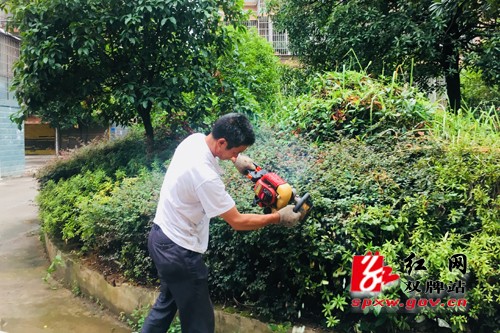 双牌县旅游外事侨务局志愿者深入社区打扫卫生
