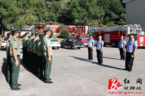 县公安局“八一”慰问武警消防官兵基层民警