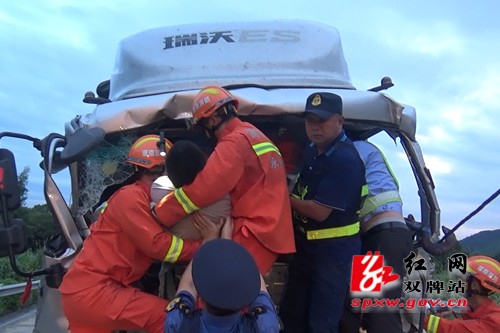 两车追尾1人被困双牌消防紧急救援