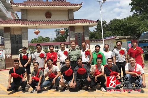 江村镇热烈欢送新兵入伍