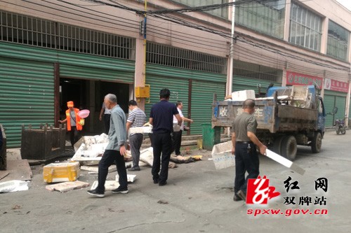 重拳整治市场“脏乱差” 营造整洁有序城市环境
