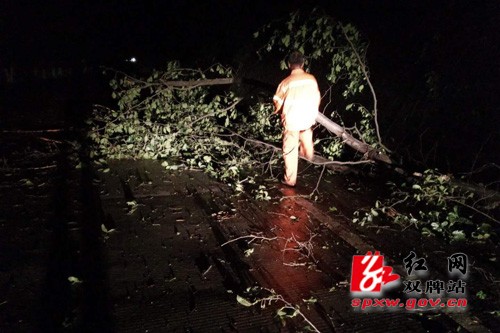 “山竹”来袭,公路人坚守在路上
