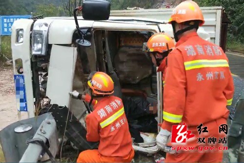 货车侧翻1人被困 双牌消防队成功施救