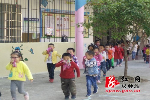 尚仁里中心幼儿园以“消防安全、牢记在心”消防演习活动