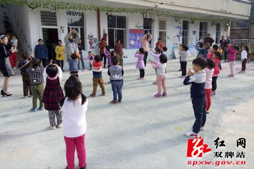 打鼓坪幼儿园召开了新学期家长会，用爱呵护孩子