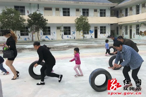 打鼓坪幼儿园召开了新学期家长会，用爱呵护孩子