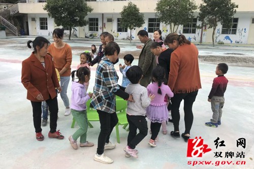 打鼓坪幼儿园召开了新学期家长会，用爱呵护孩子