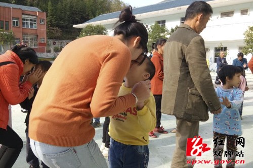 打鼓坪幼儿园召开了新学期家长会，用爱呵护孩子