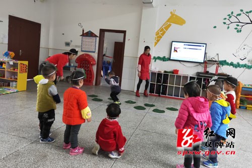 泷泊镇中心幼儿园开展“游戏活动”公开课比武