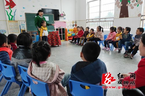 泷泊镇中心幼儿园开展“游戏活动”公开课比武