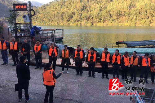 我县开展水上企业交通安全应急救援联合演练活动