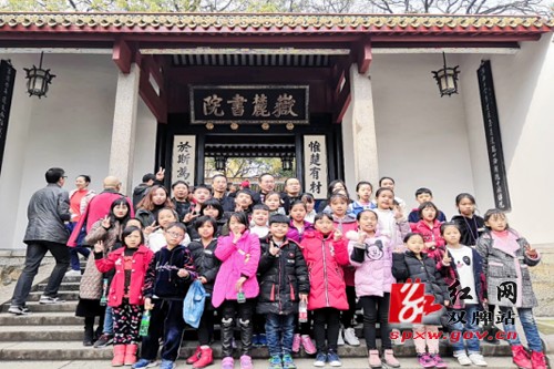蔡里口中心小学学生到湖南电视台录制芒果研学栏目