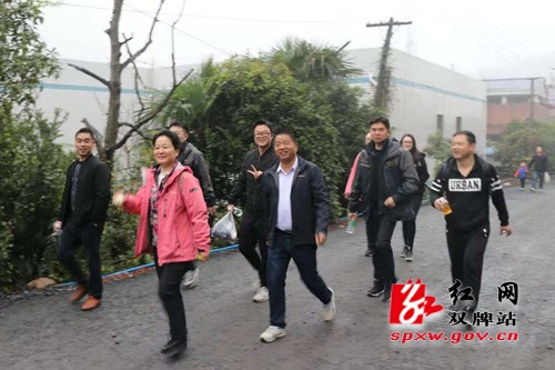 泷兴集团举行登高爬山团队活动