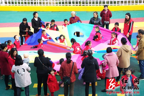 江村镇中心幼儿园举行了2018年下期家长会、半日亲子活动