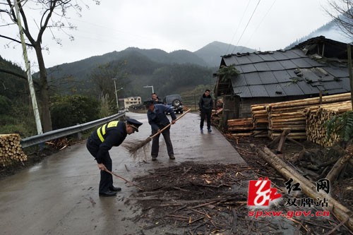 老人在公路上削树皮 路政人员紧急制止
