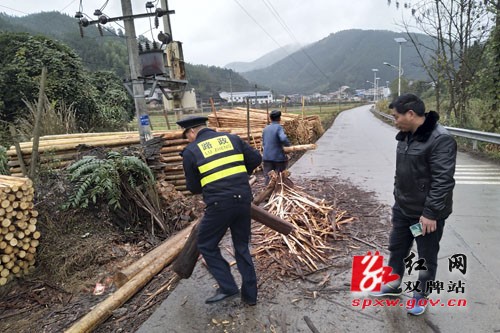 老人在公路上削树皮 路政人员紧急制止